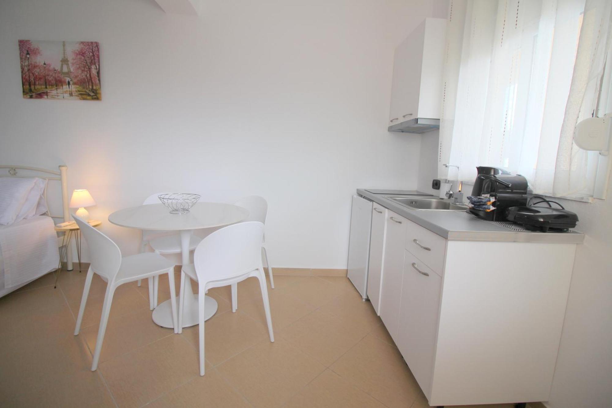 Nefeli'S Apartment Himare Exteriör bild