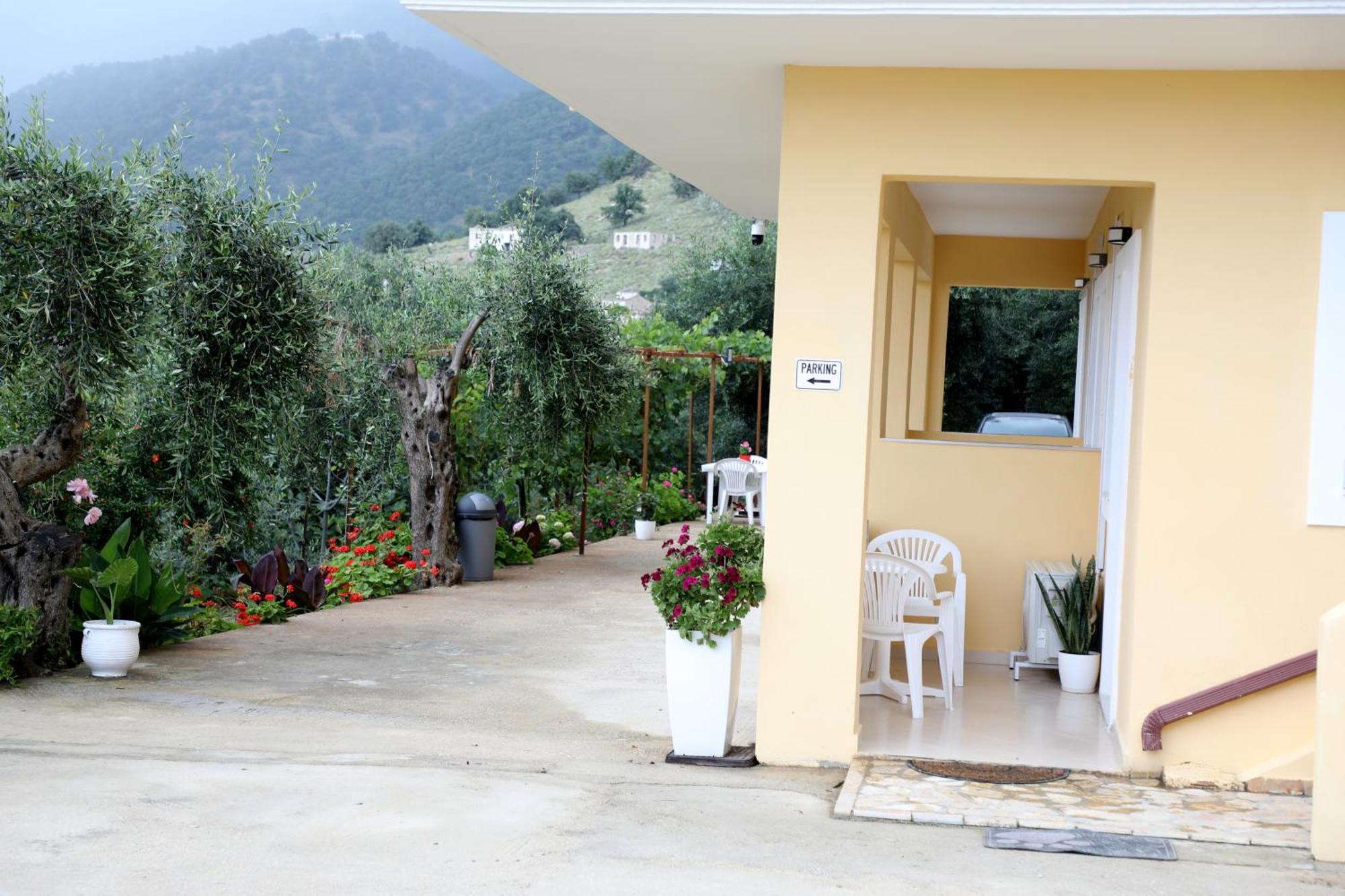 Nefeli'S Apartment Himare Exteriör bild